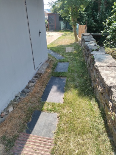 Cesta k parkovacím místům