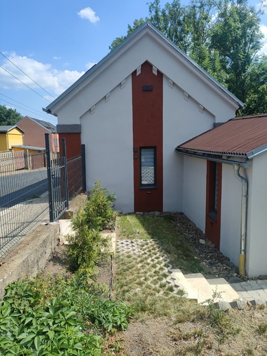 Dům- přední pohled. vchod z ulice